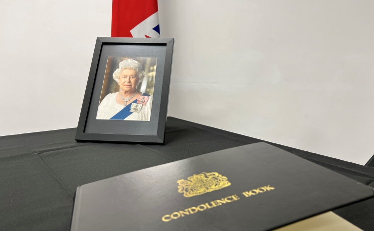 The condolence book to honor Queen Elizabeth II in the British consulate in Barcelona (by Gerard Escaich Folch)